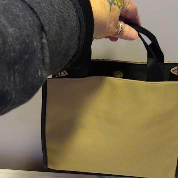 Authentic Burberry handbag 👜 - Picture 2 of 15